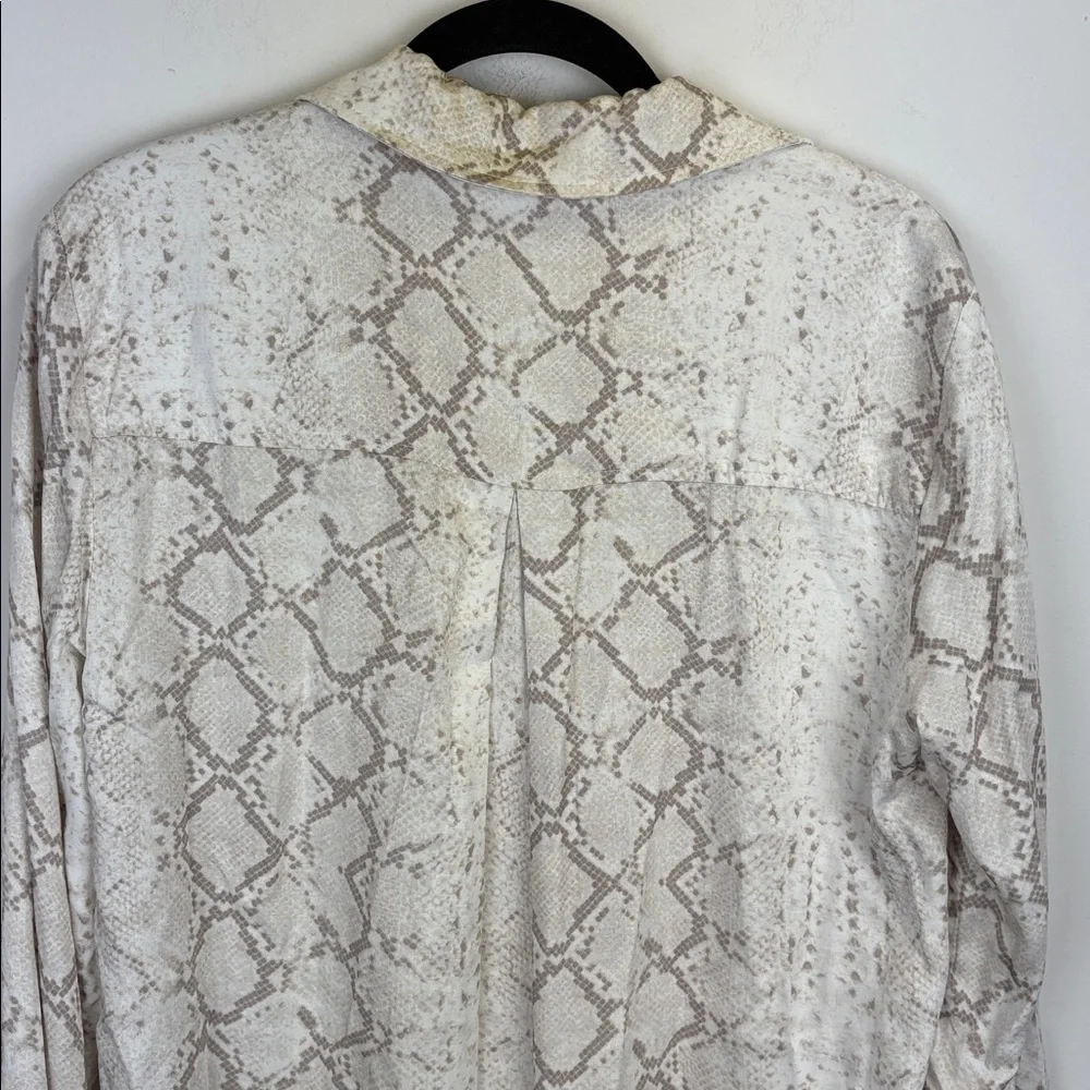 Bella Dahl Beige Snake Print Soft Button Down Shirt Size small - Picture 8 of 9